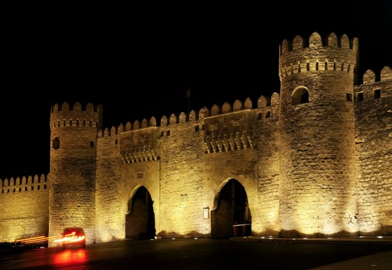 old-town-gate-in-baku-azerbaijan-by-night-1600x1104